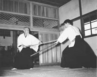 Основатель тренируется с Морихиро Сайто в Ивама-додзё, 1956 г. Фото любезно предоставил Андре Нокэ