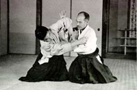 Шигеми Ёнекава в роли уке для Морихея Уесибы в Нома-Додзё